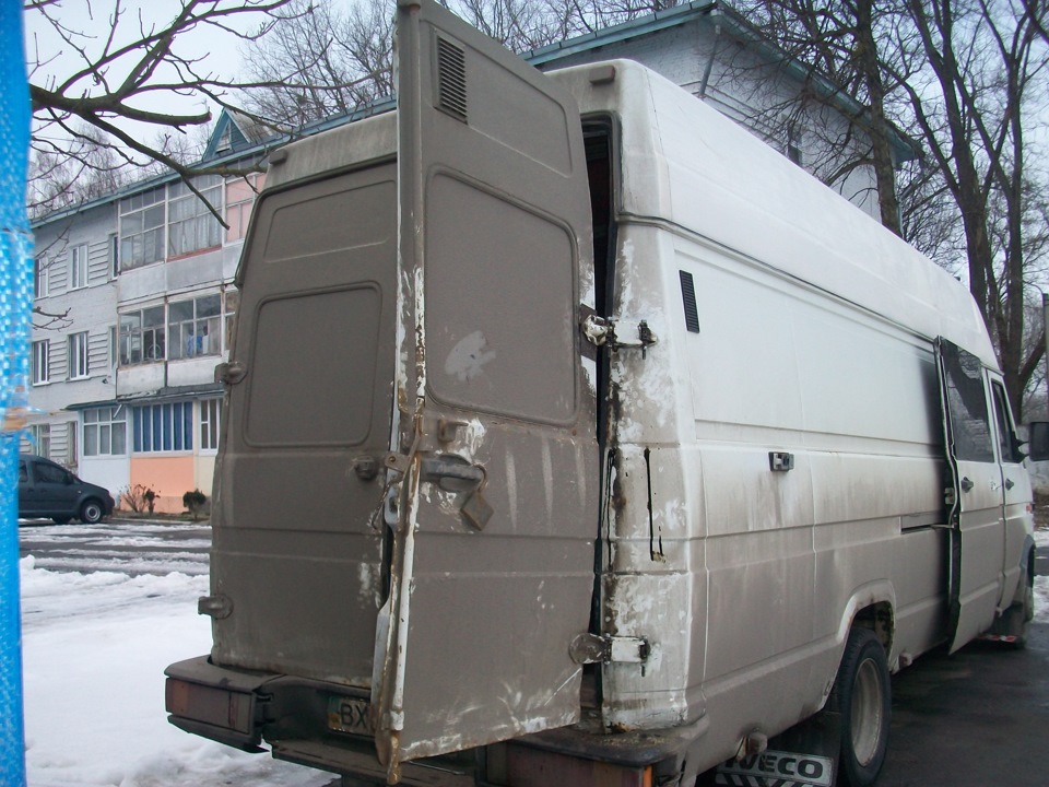 Дверь iveco daily. Фиат Дукато задании двери. Задние двери Ивеко Дейли. Ивеко Дейли 2g. Ивеко Дейли 3510.