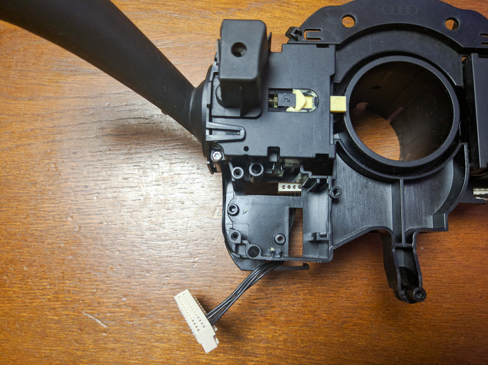 Откручиваем болтики крепления и вынимаем рычаг круиза отсюда — Audi A5 (1G)