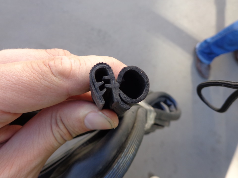 уплотнитель для входной металлической двери. уплотнитель двери камеры газации. уплотнитель двери ваз 2110. холодильник резинка уплотнительная s76. уплотнитель стекла двери ауди 100 с3.