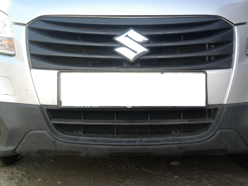 Решетка радиатора сузуки сх4. Сетка в бампер sx4. Решётка бампера Сузуки сх4.