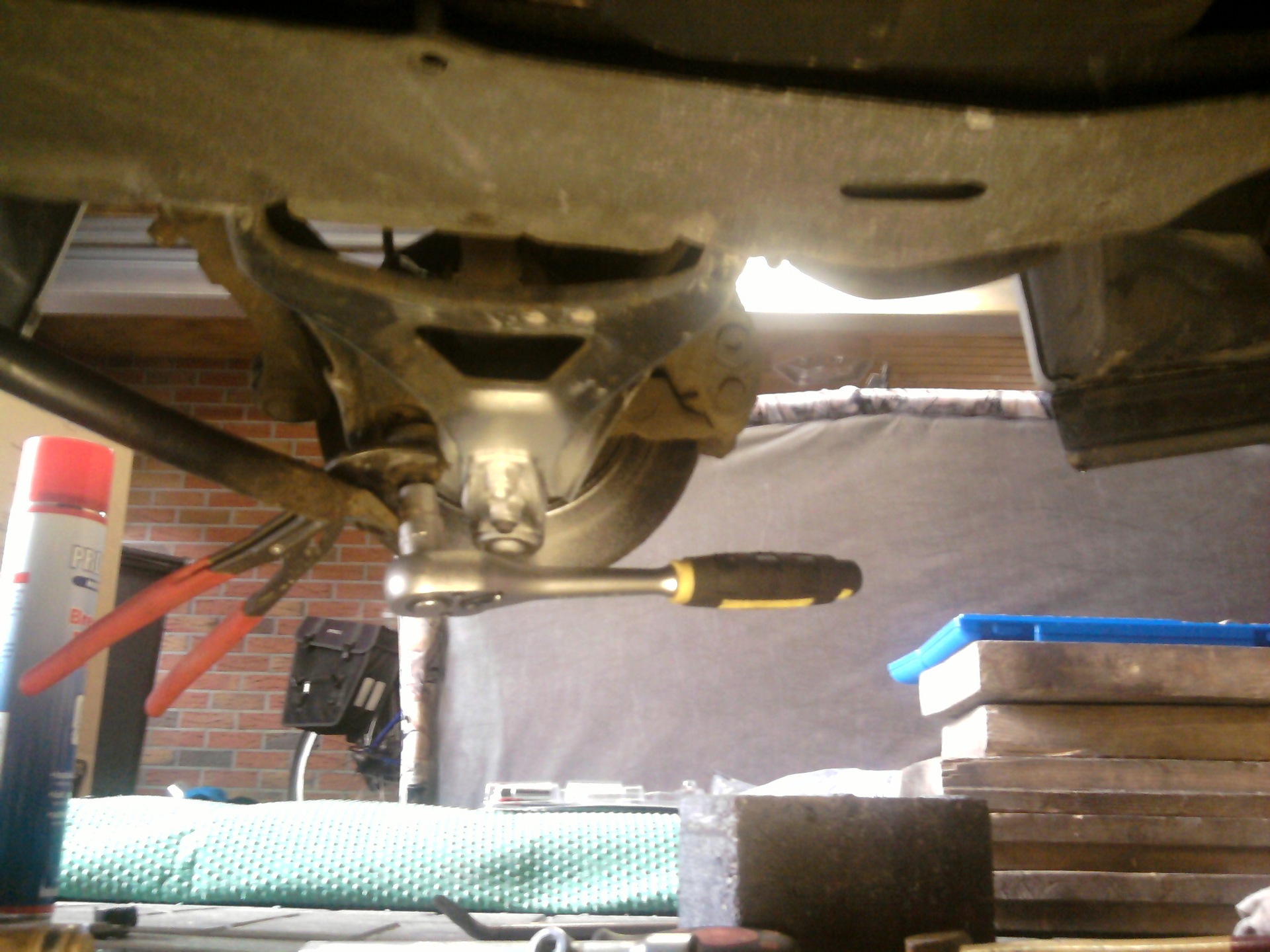 захват: трщетой закручивать, ключем — держать — Renault Clio II