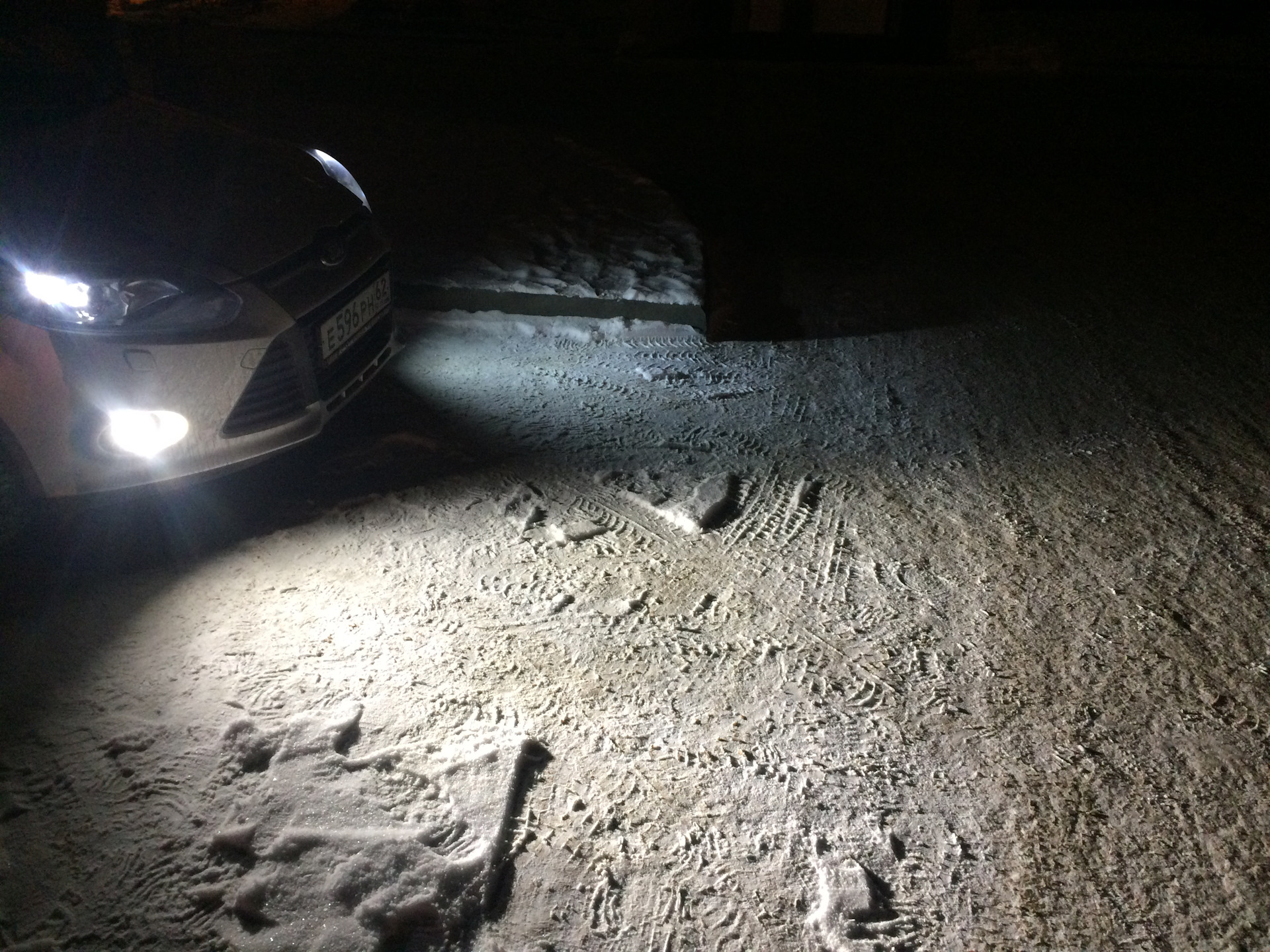 Замена диодных ламп в птф на новые — Ford Focus III Hatchback, 1,6 л ...