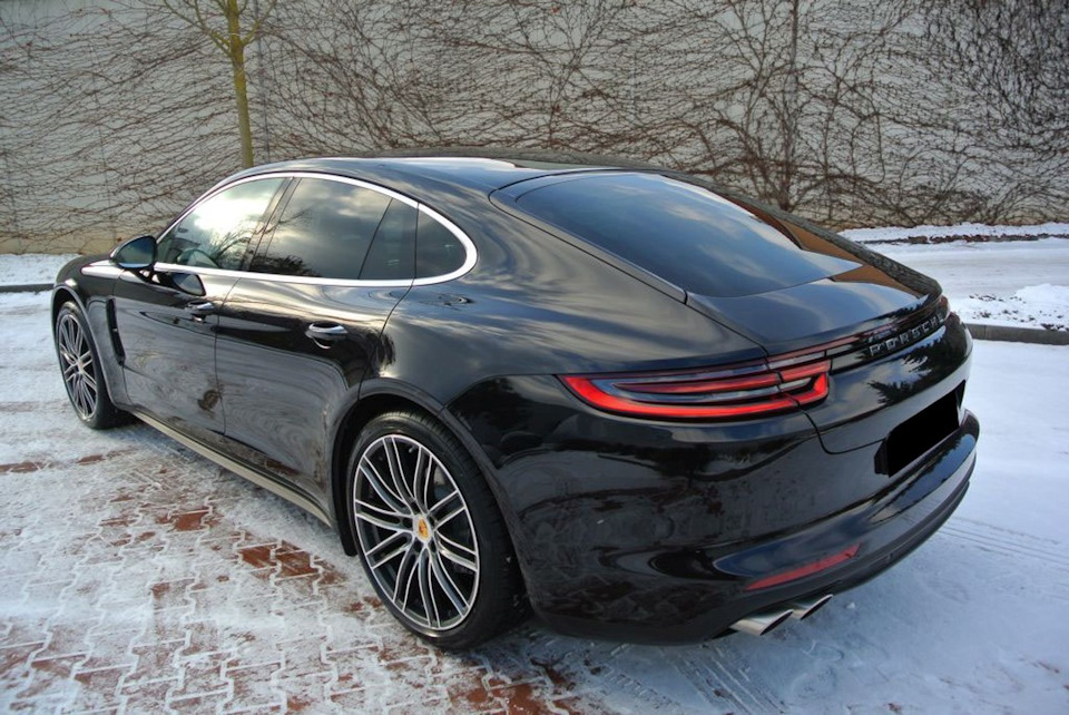 Porsche Panamera Black