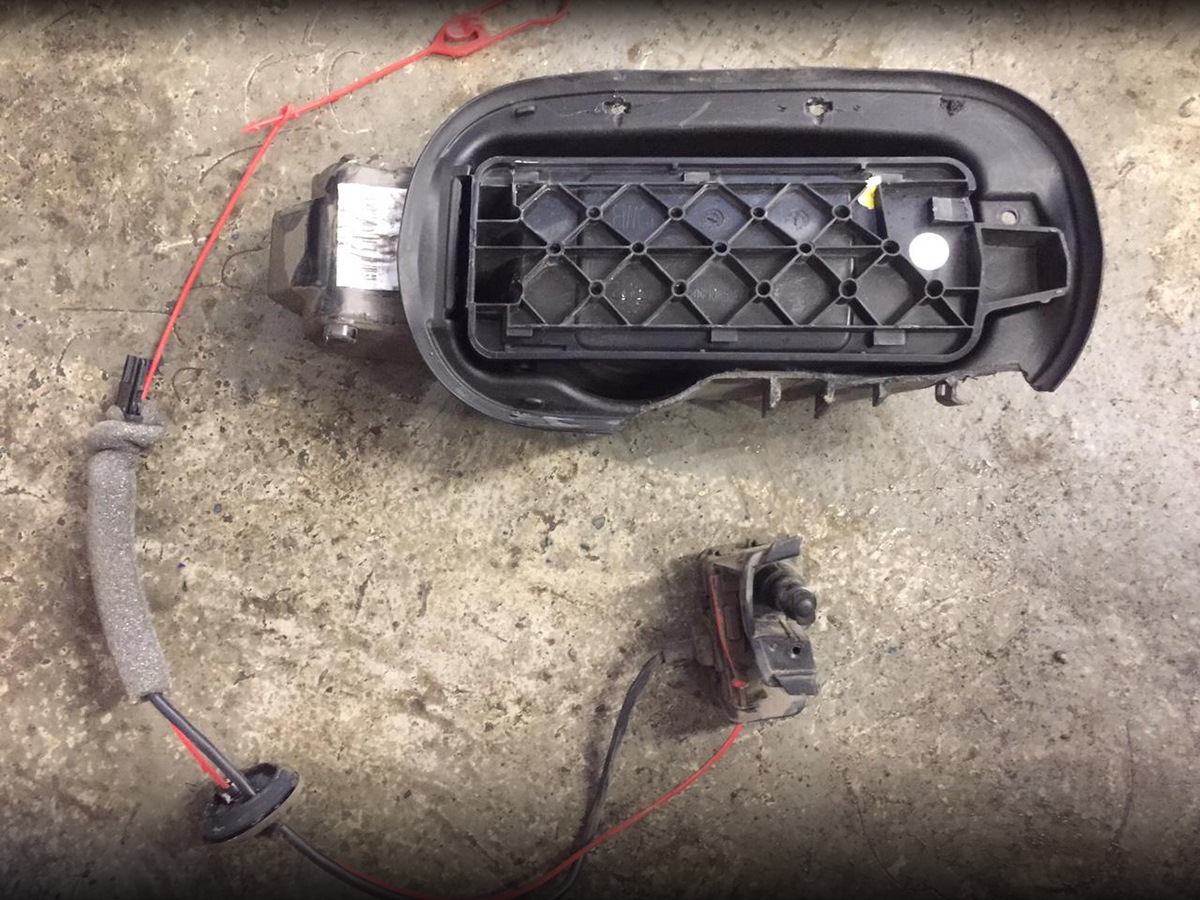 Устранение течи антифриза. Замена расширительного бачка. Замена замка ...