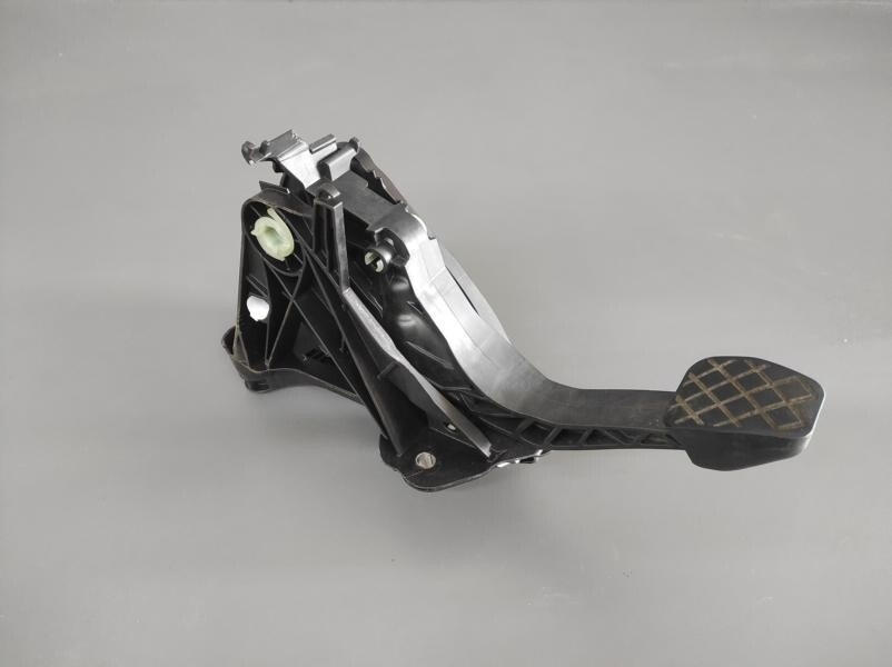 Педаль сцепления взаимозаменяемость — Skoda Octavia A7 Mk3, 1,4 л, 2013 ...