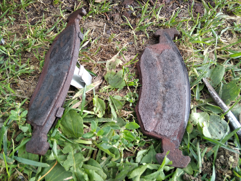 Неравномерный износ передних колодок — FIAT Palio (Mark I), 1,2 л, 2000 ...