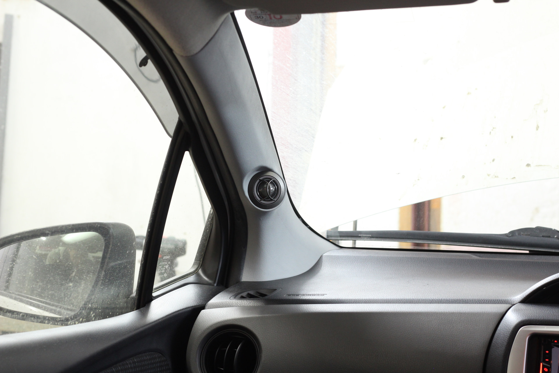 Подиумы для твитеров в стойках лобового стекла #1 — Toyota iQ, 1 л ...
