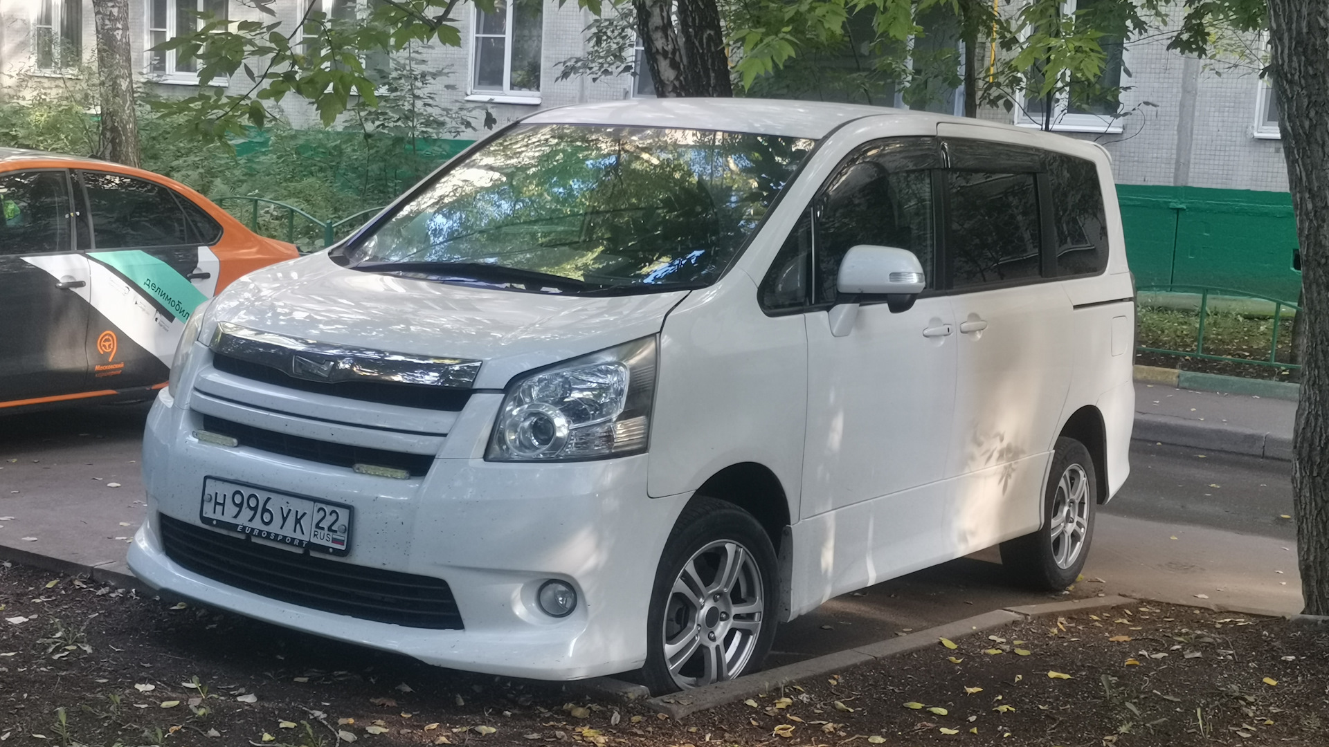 Тойота ноах 2013 год комплектации gs sport. Toyota noah/voxy. 2. Тойота ноах магадан. Вокси 70 пикник комплектация.