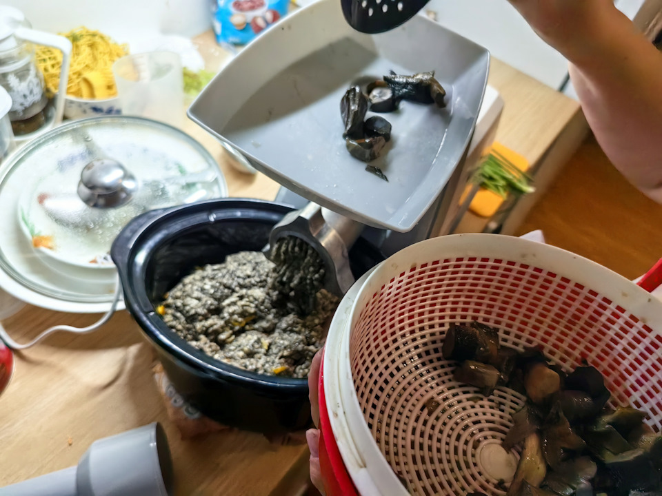 Перекрученные грибы. Грибная икра из подберезовиков. Маслята очищенные. Грибочек для блендера. Грибы через мясорубку.