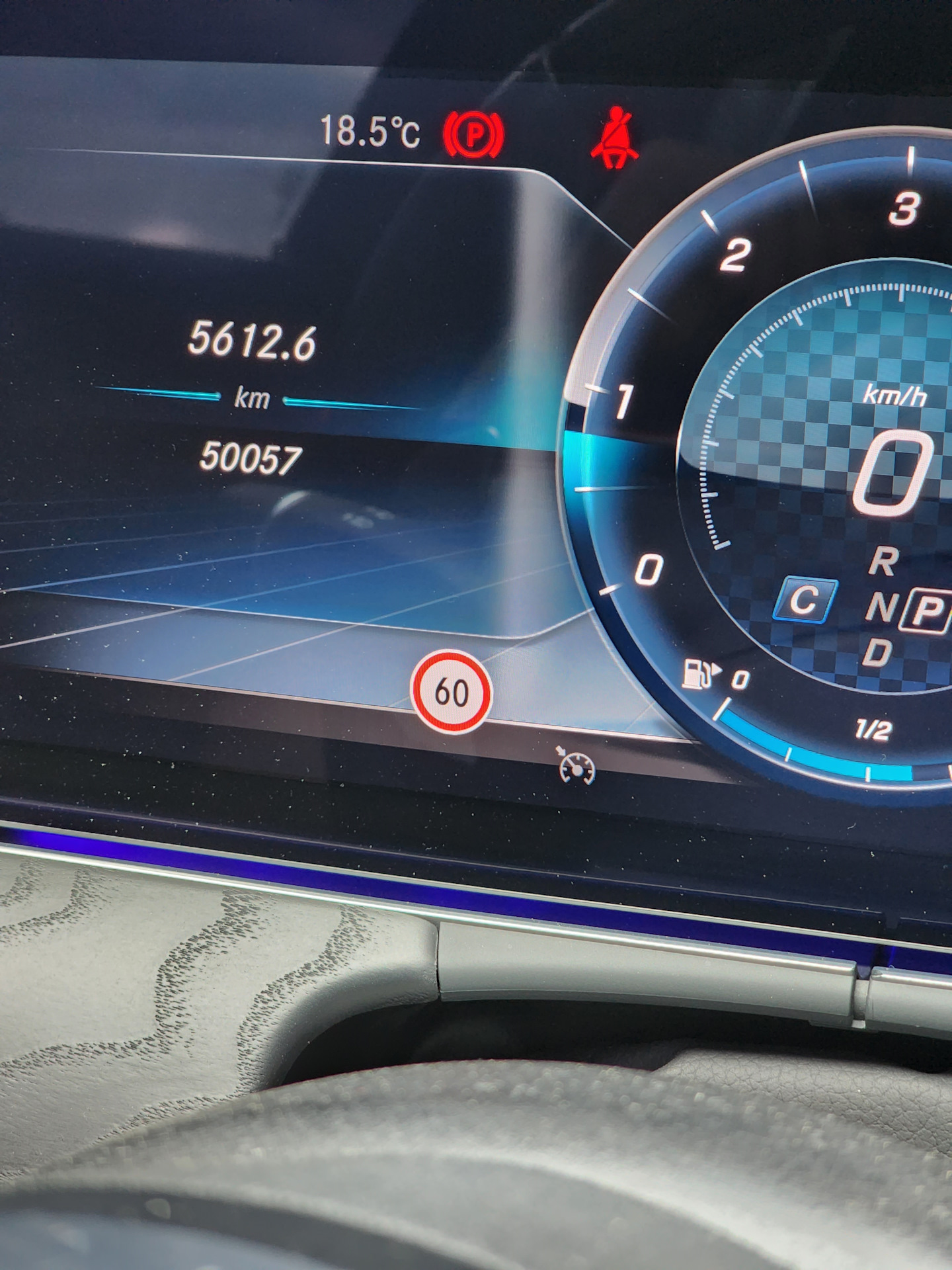 Опция система. Передняя камера распознования Lexus rx350 2021. BMW x5 g05 Опция знаков дорожных. Видеорегистратор показывающий разрешенную скорость.