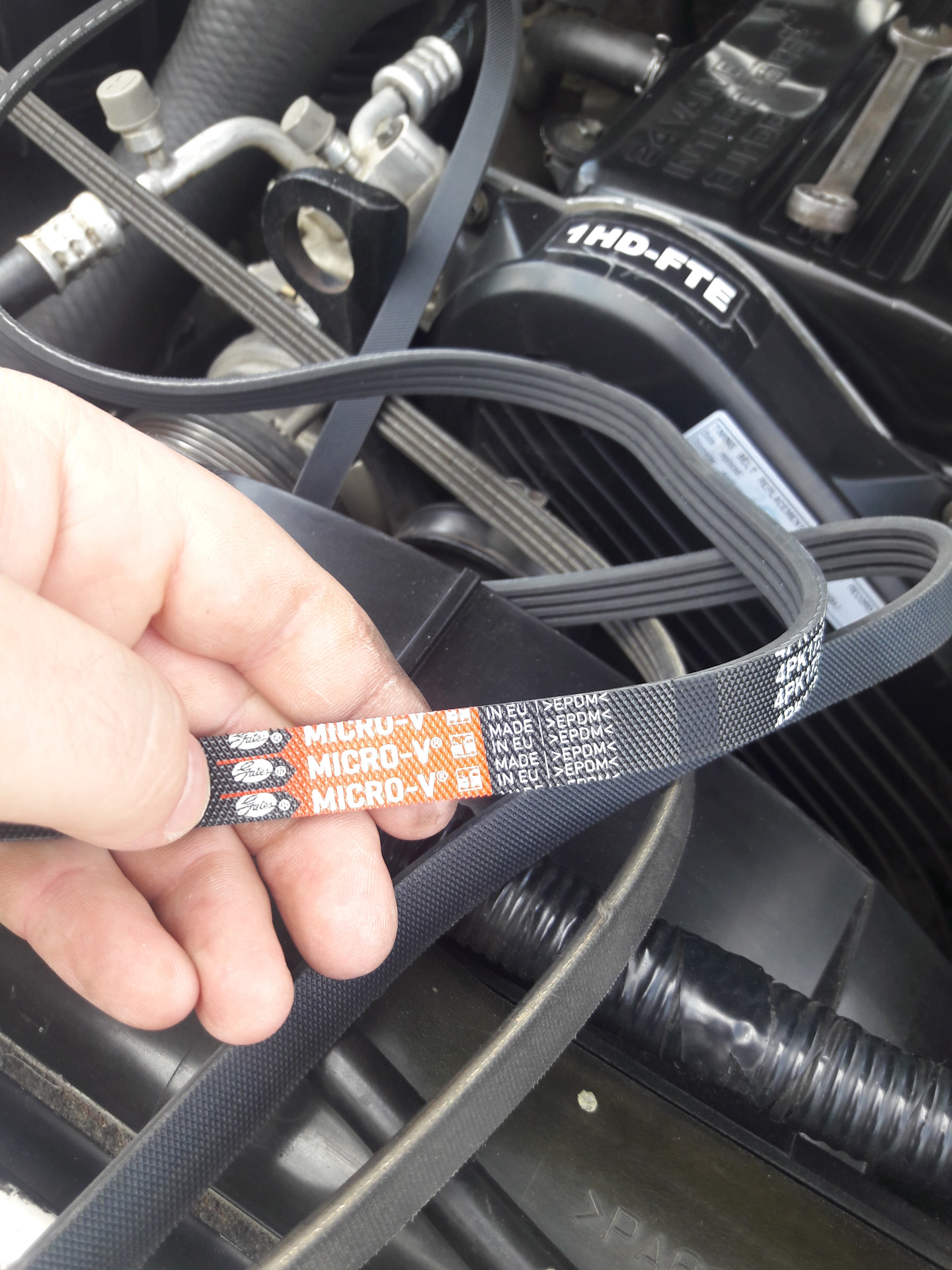 обводной ремень land cruiser 200 4. приводной ремень тойота ленд крузер 100. 2 дизель ролик натяжителя кондиционера. ремень генератора ленд крузер 100. ремень генератора тойота ленд крузер 100 дизель.