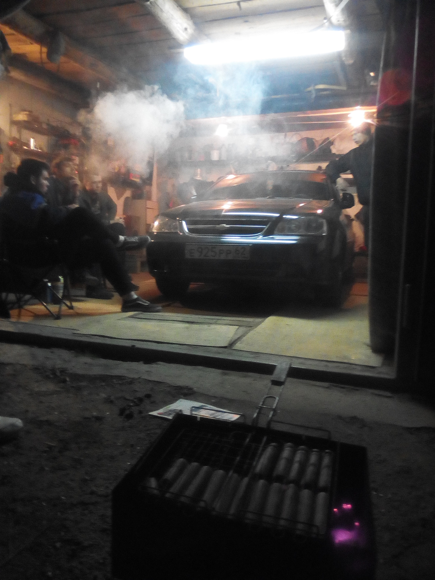 Машина в гараже ночью