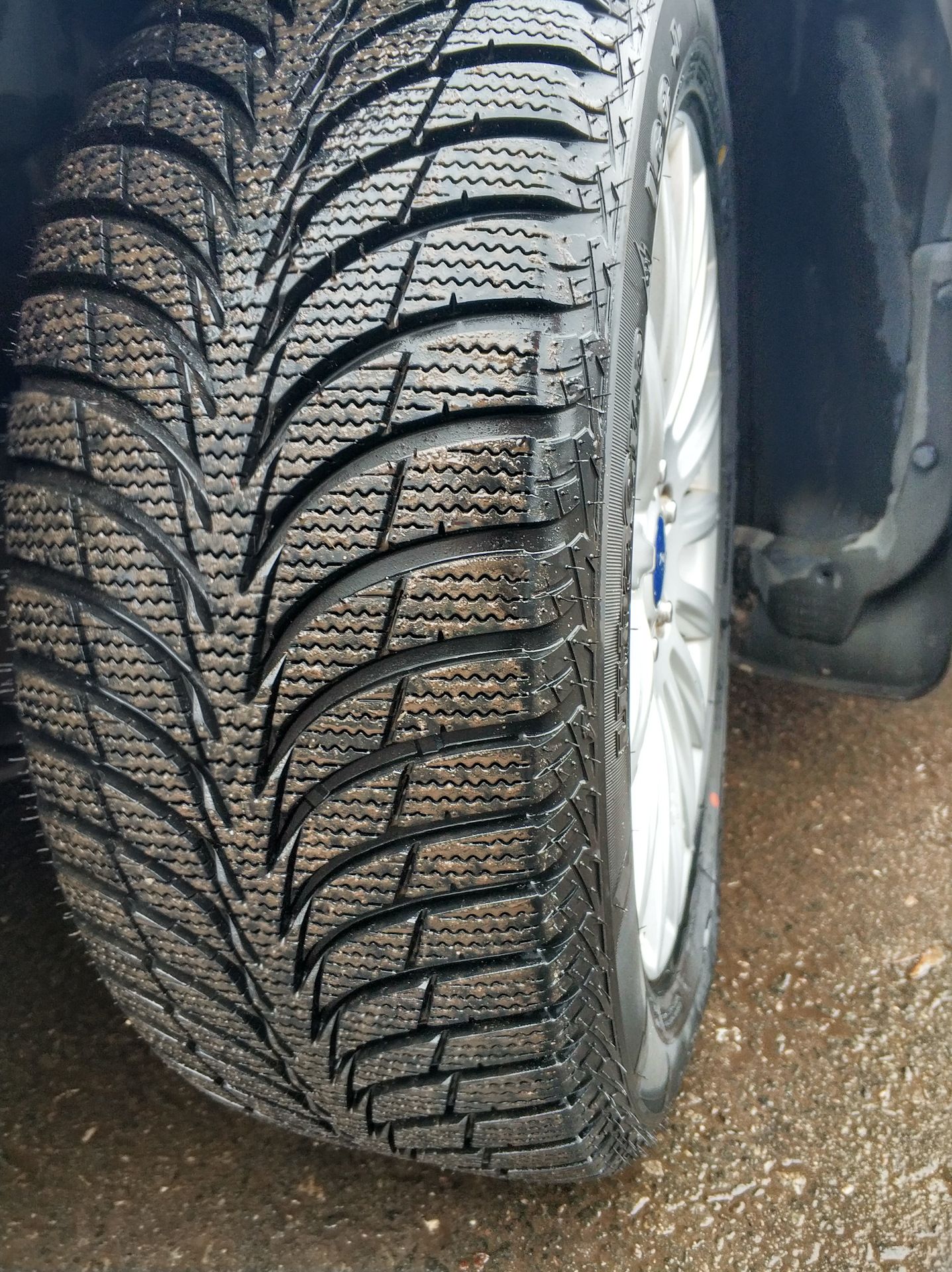 Зимняя шина goodyear ultragrip ice. Goodyear ULTRAGRIP Ice+ 215/55 r17. Goodyear ULTRAGRIP 500 215/55 r17 94 т. Резина Гудиер зимняя липучка. Колеса липучка Гудиер.