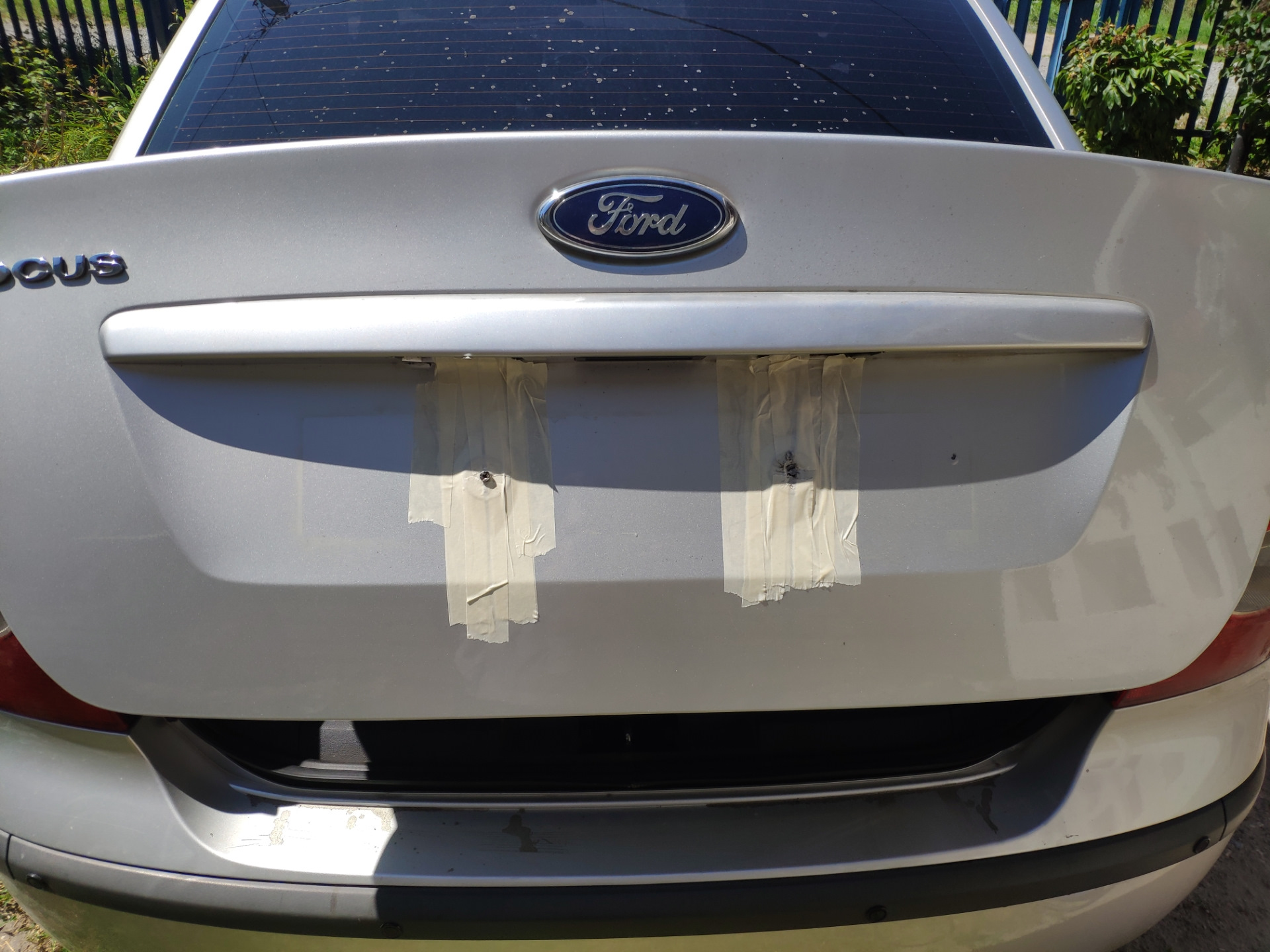 Лампочка подсветка номерного знака вольво xc90. Фокус 3 седан квадратными номерами. Номера фф. Крепеж номерного знака на форд фокус 3. Форд фокус 2 с квадратным номером.