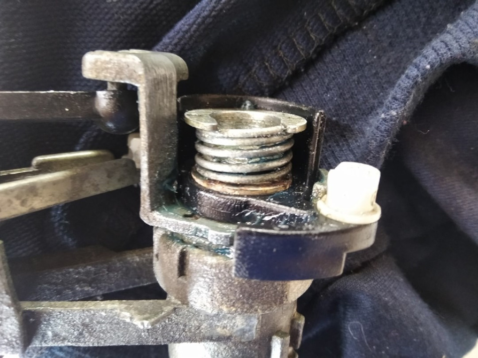 Приклеил на супер клей между собой пластик и эту гребаную железку))) — Volkswagen Golf Mk4