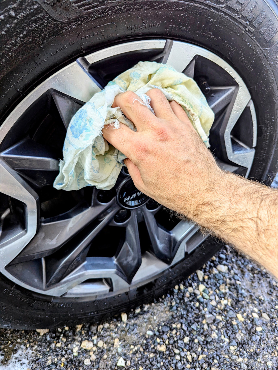 Убираем крупные капли воды и водяную пенку с дисков автомобиля — Haval Dargo
