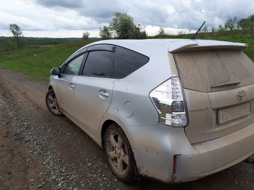 toyota prius alpha 2012