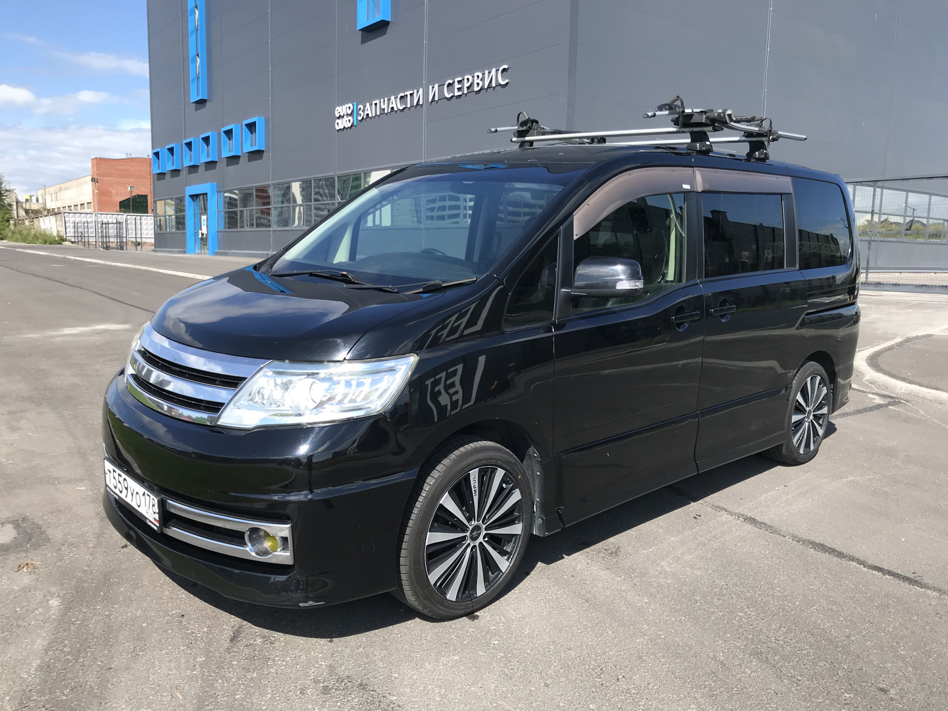 Минивэн без посредников. Nissan Serena 2.0. Nissan Serena c25. Nissan Serena c25 диски. Serena c25 литье.