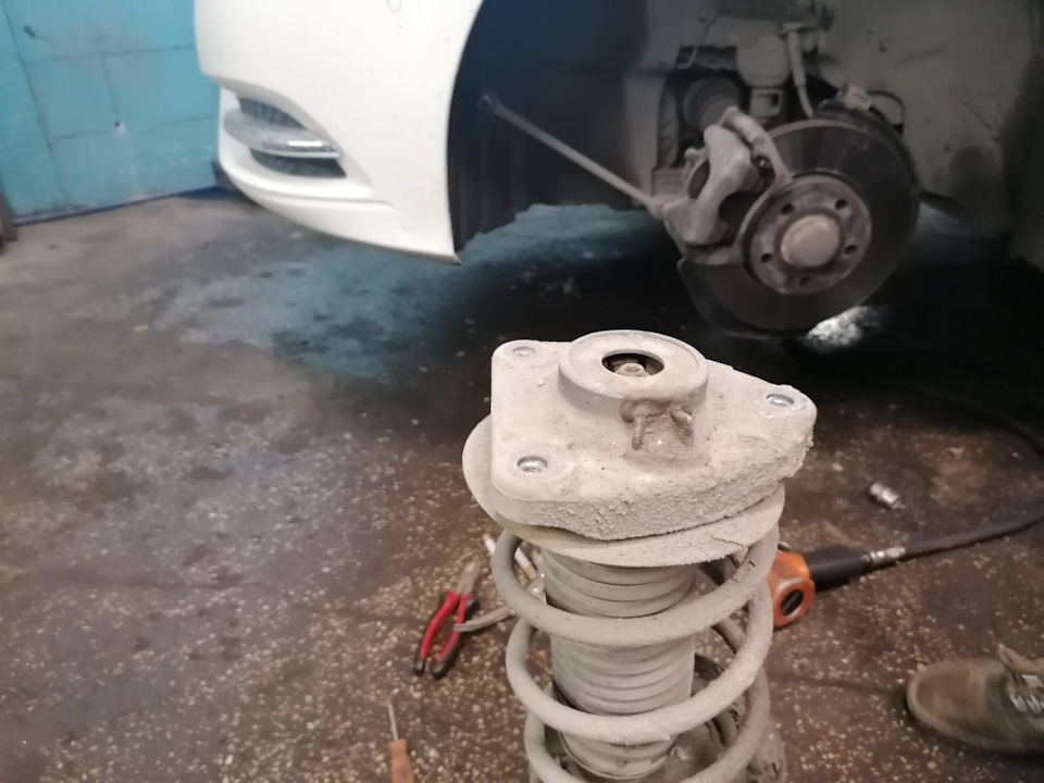 06. Przód: od góry (kielich) odkręć nakrętki górnego mocowania kolumny i wyjmij kolumnę z auta. — Mercedes B-Class W246/T246