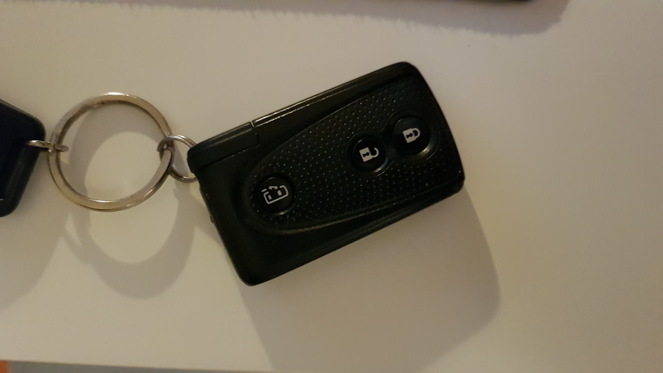 Замена батарейки в брелке — Daihatsu Tanto (1G), 0,6 л, 2012 года ...