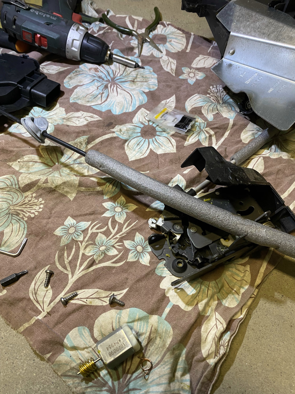 Моторчик замка двери не жужжит — Volvo XC60 (1G), 2,4 л, 2014 года ...