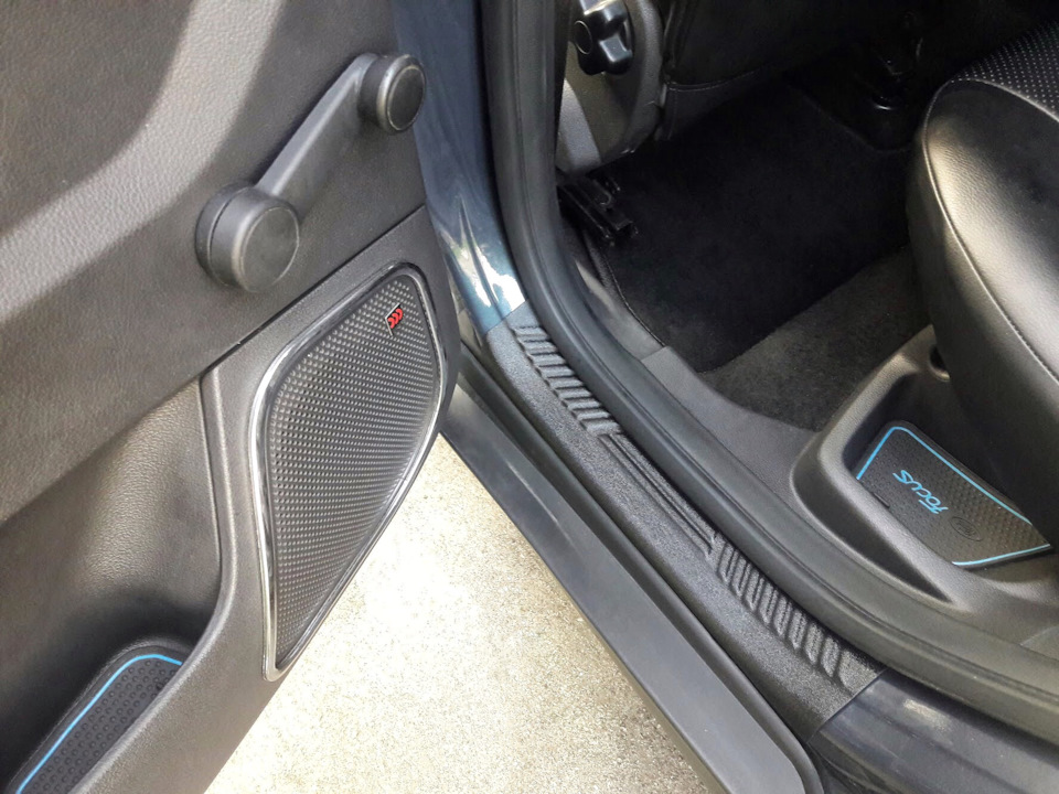 Сзади, как обычно у Русской Артели, кое какие нюансы есть, но видно, что стараются и с каждым годом отливают все лучше и лучше ))) — Ford Focus Hatchback III