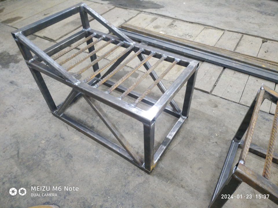 Скамейки из профильной трубы 80 80. Полезные самоделки из профильной трубы. Стол для сварки из профильной трубы. Каркас скамейки из профильной трубы. Мм.