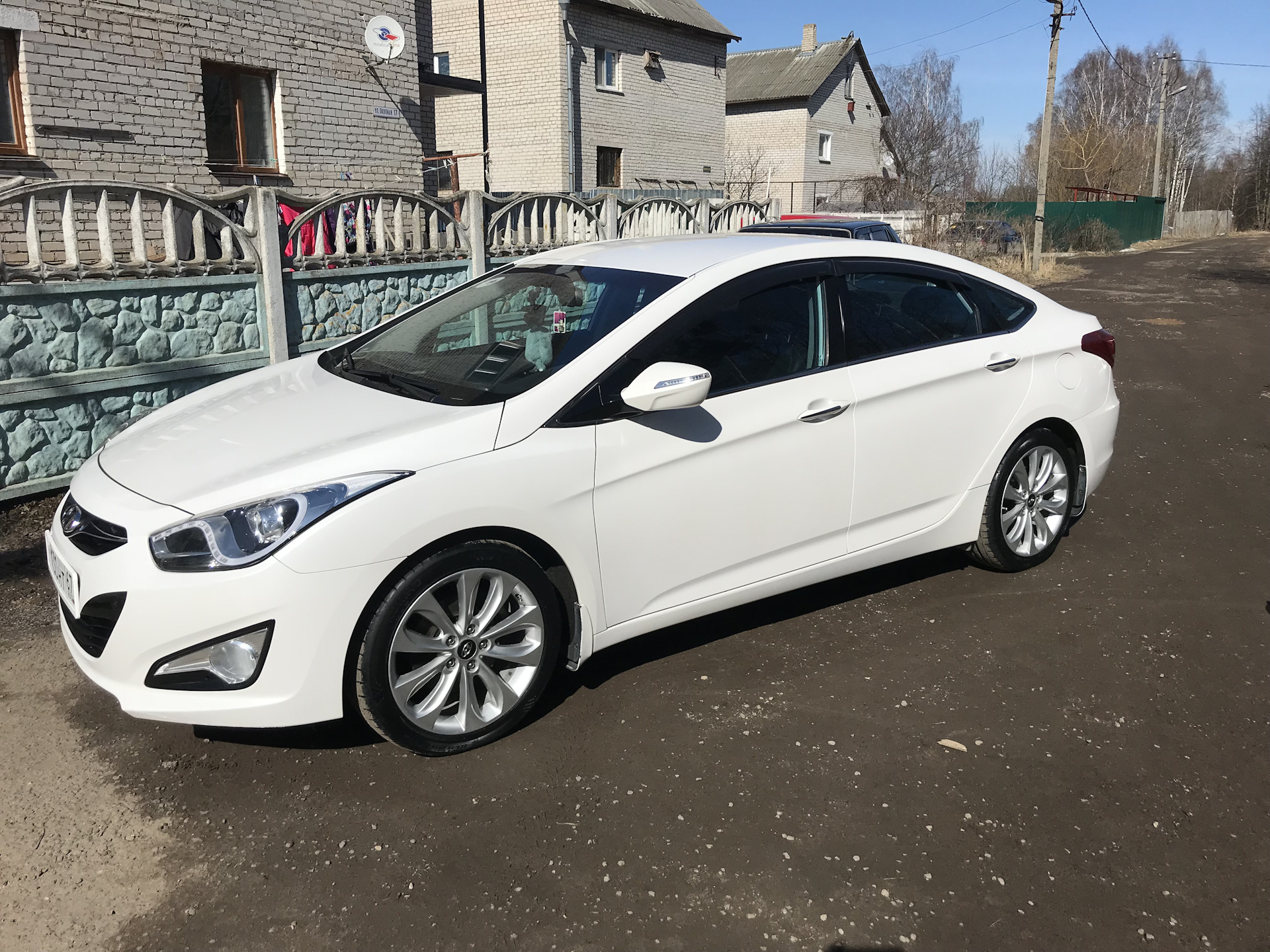 Ай бел. Hyundai i40 r17. Hyundai i40 r18. Hyundai Sonata i40 2014 белый. Hyundai i40 диски r18.