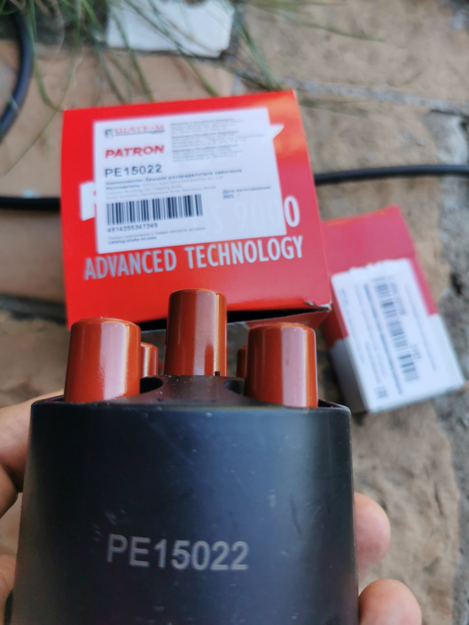 Крышку трамблера — Volkswagen Passat B3. Запчасти на фото: PE15022