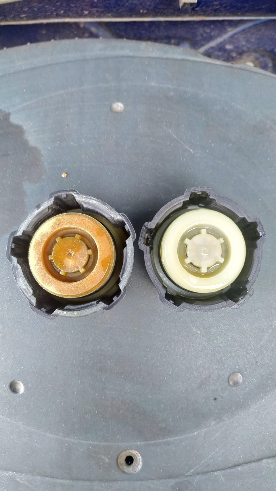 Замена пробки расширительного бачка — Renault Logan (1G), 1,6 л, 2005 ...