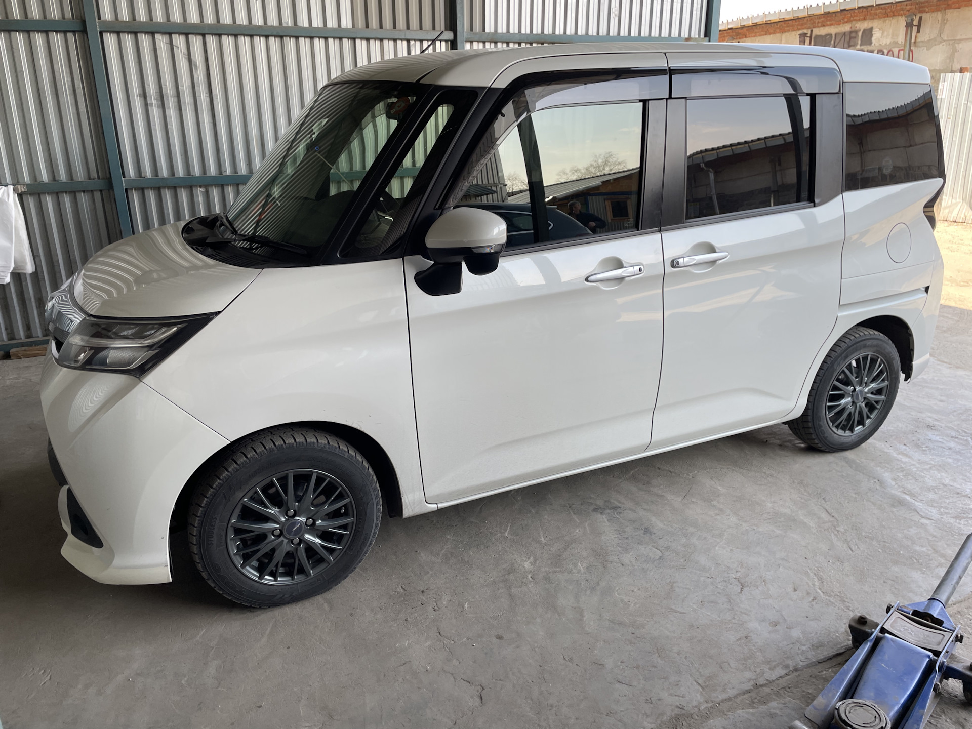 Toyota roomy 2021. Диски тойота танк. Шины тойота руми. Шины тойота руми. Литые диски тойота танк.