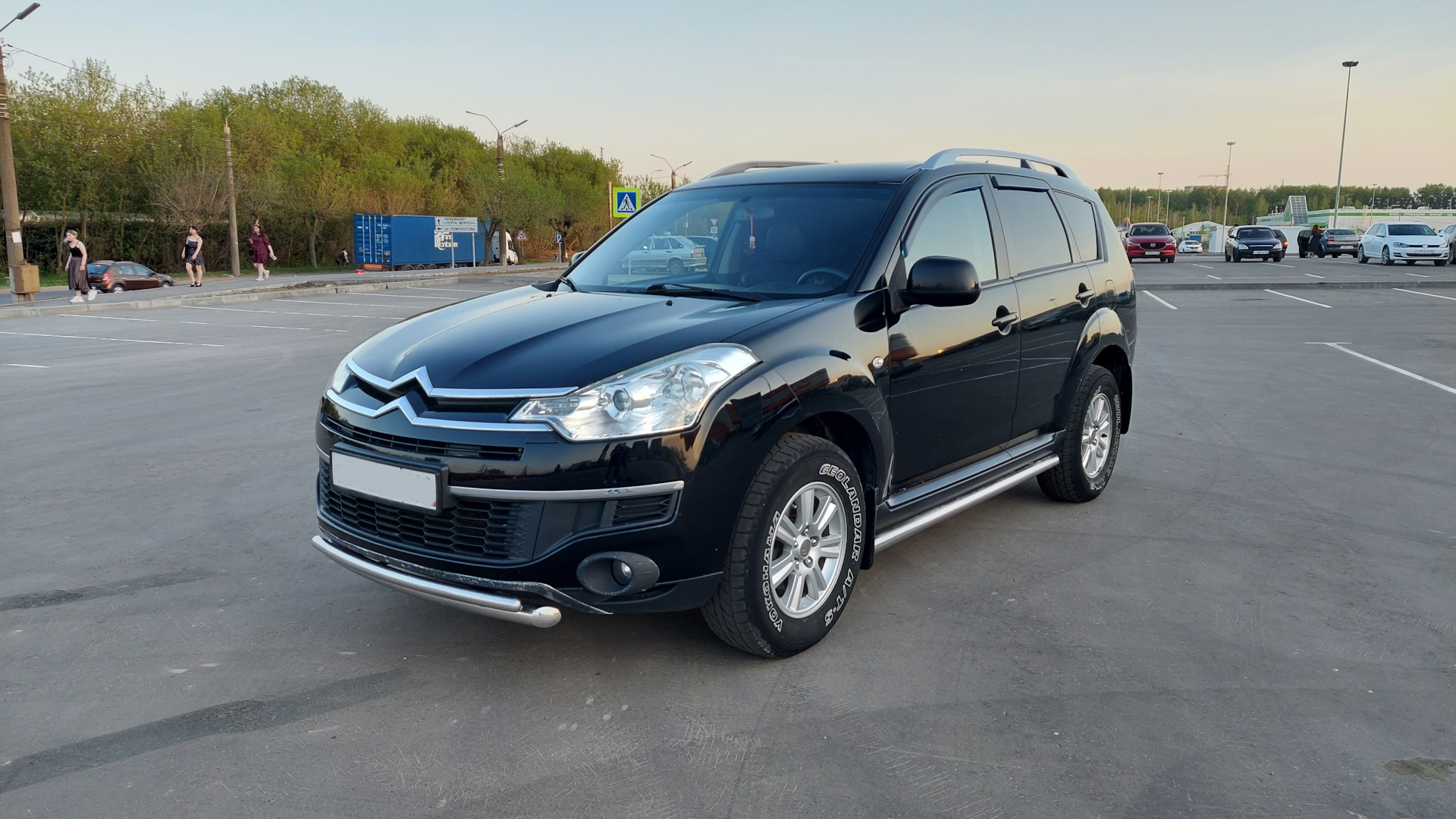 Citroen c crosser 2.4. Ситроен с Кроссер. Citroen c-Crosser хром. C Crosser спойлер. Ситроен c-Crosser диски r 18.