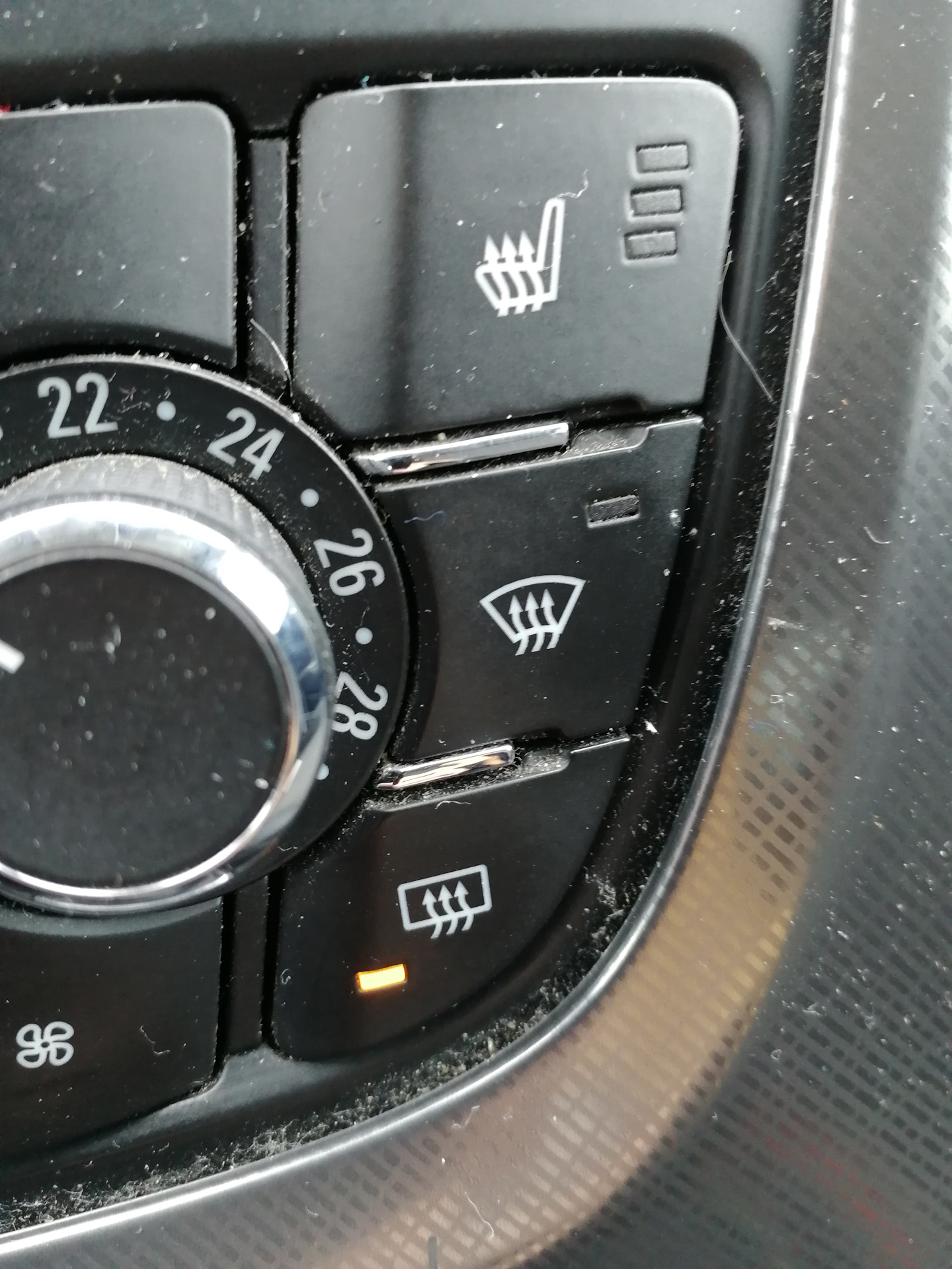 Обогрев стекла опеля. Кнопка обогрева лобового стекла Opel Astra j. Opel Astra GTC кнопка обогрева стекла.