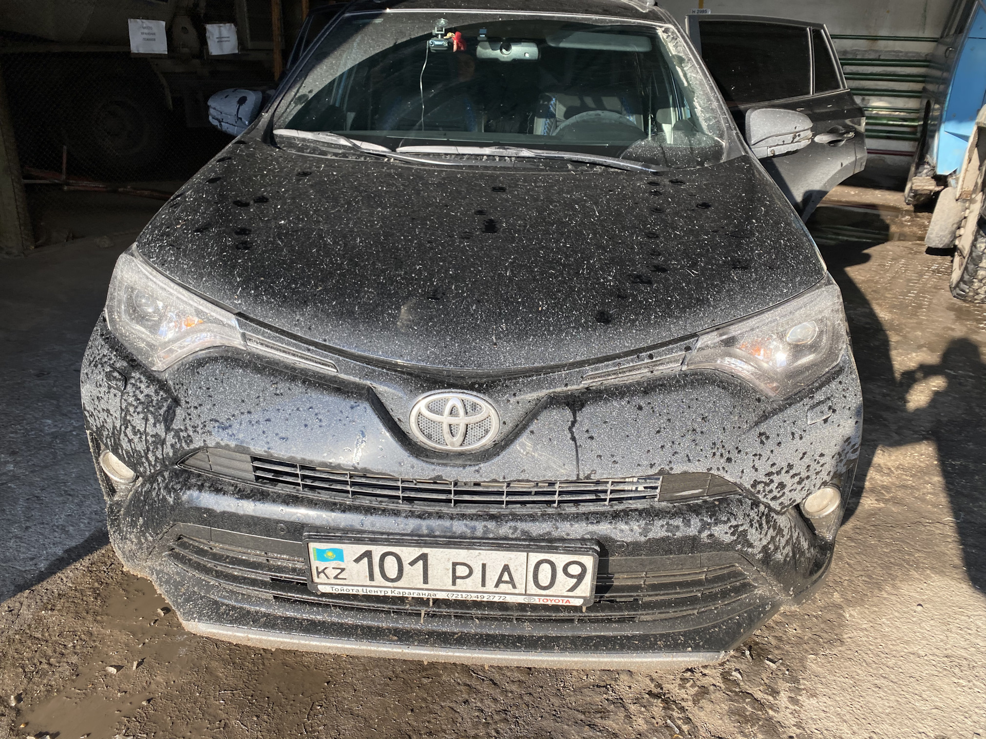 Установка дефлектора капота (мухобойка) — Toyota RAV4 (IV), 2 л, 2018 года  | просто так | DRIVE2