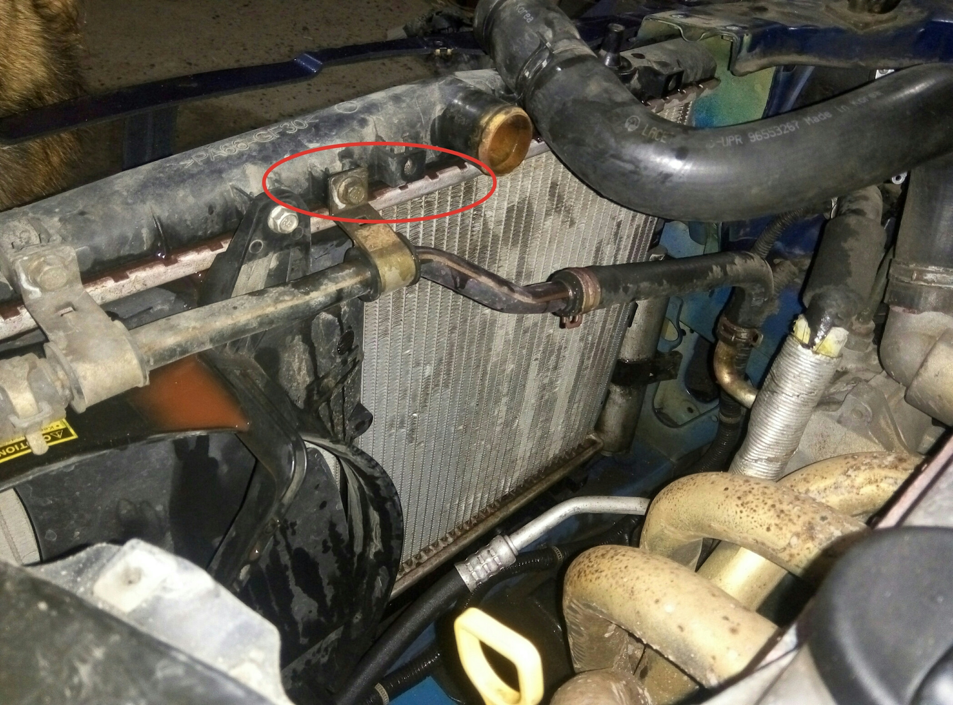 Радиатор 2110 устранить течь. Идет пар из под крышки радиатора. Дым из радиатора. Идет пар из под крышки радиатора. Мойка радиатора автомобиля без снятия.