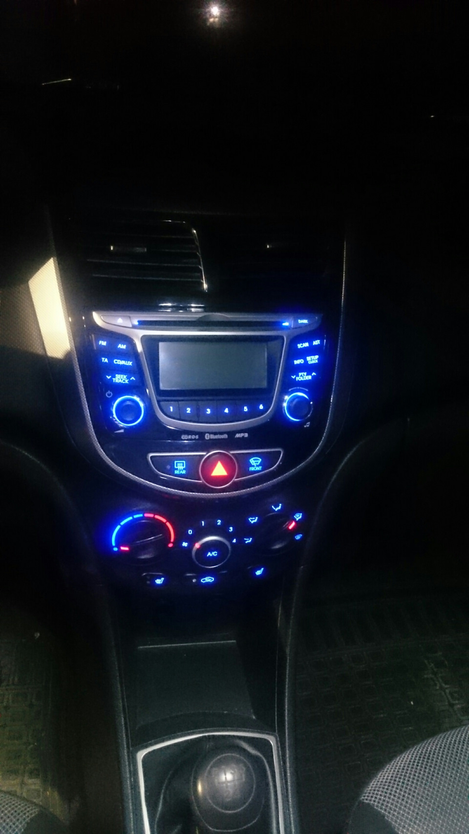 Штатная магнитола — Hyundai Solaris, 1,4 л, 2011 года | аксессуары | DRIVE2