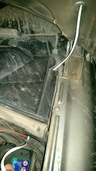 Автосвет на ниву шевроле своими руками. 6IAAAgIUTuA 960. Автосвет на ниву шевроле своими руками фото. Автосвет на ниву шевроле своими руками-6IAAAgIUTuA 960. картинка Автосвет на ниву шевроле своими руками. картинка 6IAAAgIUTuA 960. Сначала начал с правой фары, там места много. Снял только бачек омывателя.Снимаем заводскую лампу ближнего света, в этом же отделении стоят и габариты. Меняем сначала габариты, так удобнее. Далее устанавливаем диодную лампу в ближний свет (кстати диодные лампы с вентиляторами и маленькими блоками) и именно в ближнем свете не очень удобно ставить диоды, потому, что усик который держит саму лампу не очень хочет, чтобы диодная лампа пролазила через него. По этому снял усик и надел его на лампу и потом вставил все это вместе в линзу и потом мучался, чтобы завести усик обратно на место (с одной стороны усик заводится в специальные пазы, где мы его и отстёгиваем, а с другой стороны, у него скажем так две проволочки вставляются в меленькие дырочки, вот в эти самые дырочки я и мучался попасть. Немного даже пришлось подзагнуть проволоку на усике). Усики заводил плоскогубцами с длинными носиками. Когда лампа, благополучна установлена, надо убрать маленькие блоки в саму фару (блоки замотал в кусочки шумоизоляции, чтобы не болтались в фаре, а то места там у них много. Товарищ в сервисе где брал лампы, говорит, что они просто убирают блоки в фару и ни чем не обматывают их, можно и так. Кому как нравится). Все разъемы на лампах, полностью совпадаю со штатной проводкой, поэтому ни обрезать, ни паять и т.д, ничего не надо. Подключаем провода, закрываем на место крышку и готово. Аналогичные действия проводим с остальными фарами.