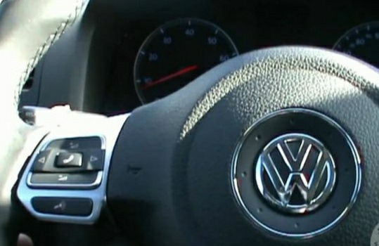 Как снять руль на фольксваген джетта 6 Замена логотипа на руле - Volkswagen Golf Mk5, 1,4 л, 2008 года аксессуары DRIVE