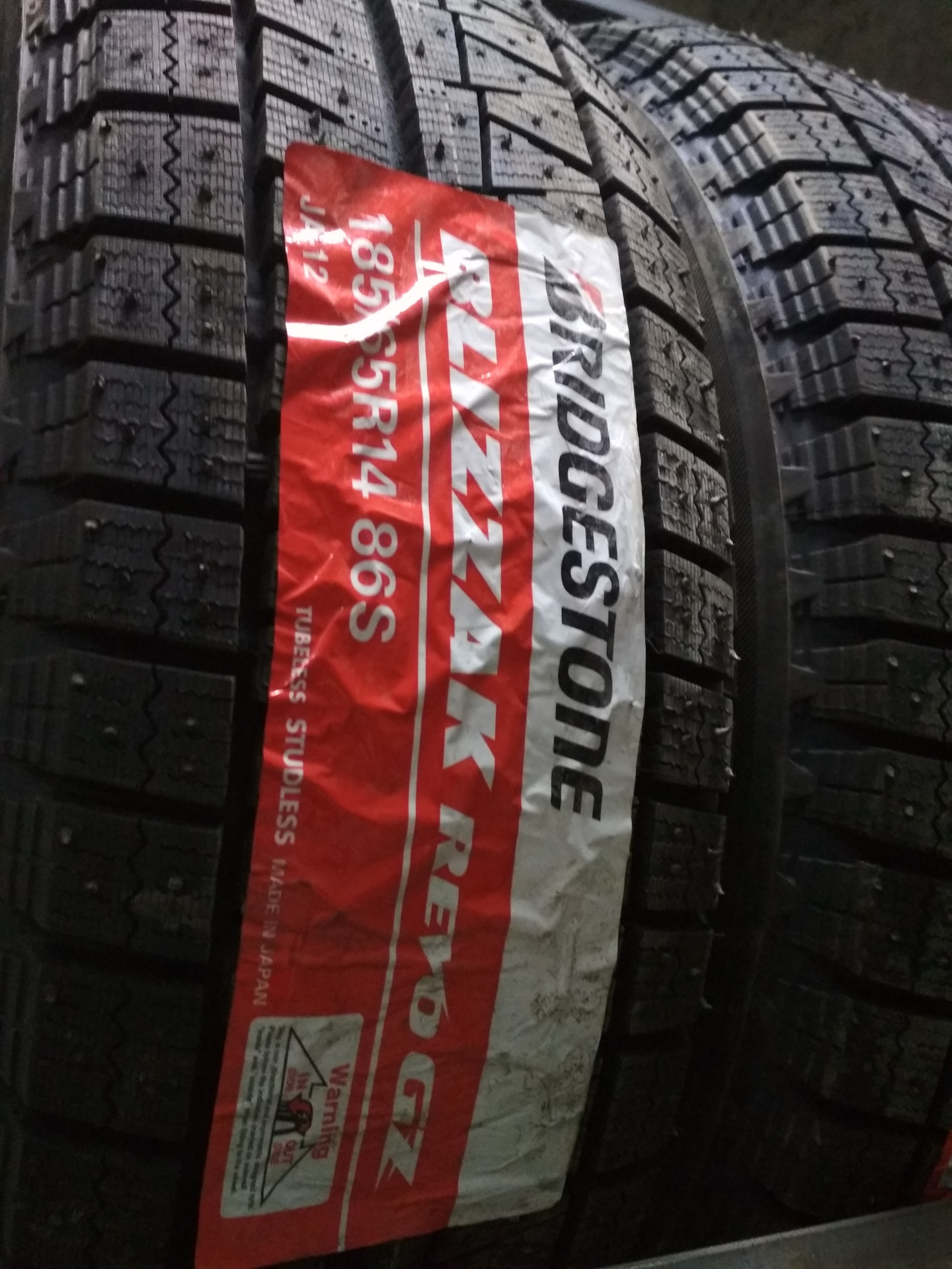 Bridgestone blizzak revo gz. Bridgestone 185/65r14 Blizzak Revo GZ.