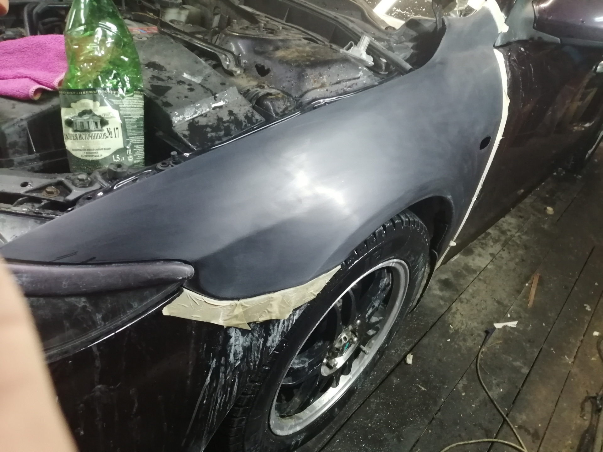 полировка кузова крыла автомобиля. полировка лкп. полировка переднего крыла автомобиля. гранта чёрная переднее крыло полировка. бронирование крыльев автомобиля.