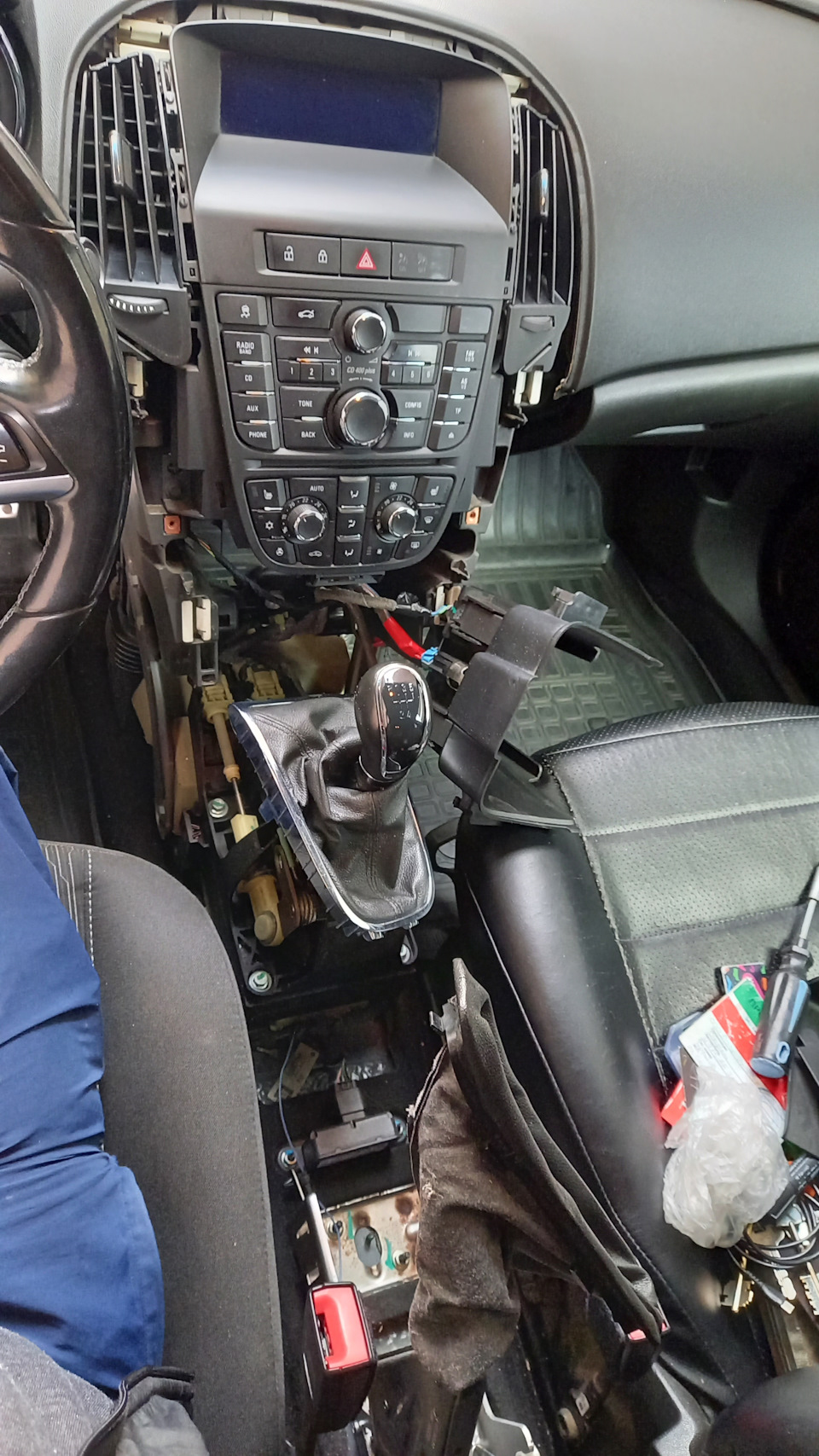 Подлокотник под механический ручник. Добавил себе комфорта. — Opel ...