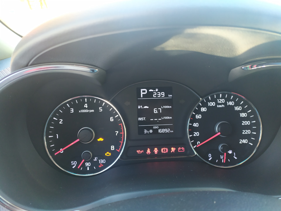 Очень удивился, когда увидел минимальную разницу, 0,2 л на 100 км, до этого момента думал если ехать не быстро 1,6 должен расходовать ощутимо меньше. — KIA Cerato (3G)