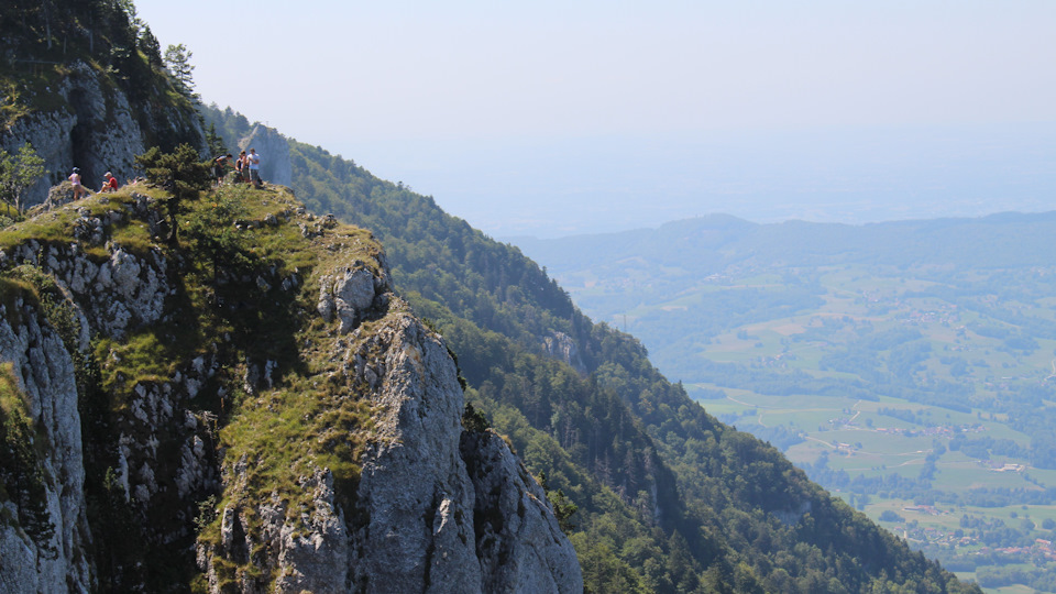 Мелкие людишки и величественные горы. — Audi A4 (B9)