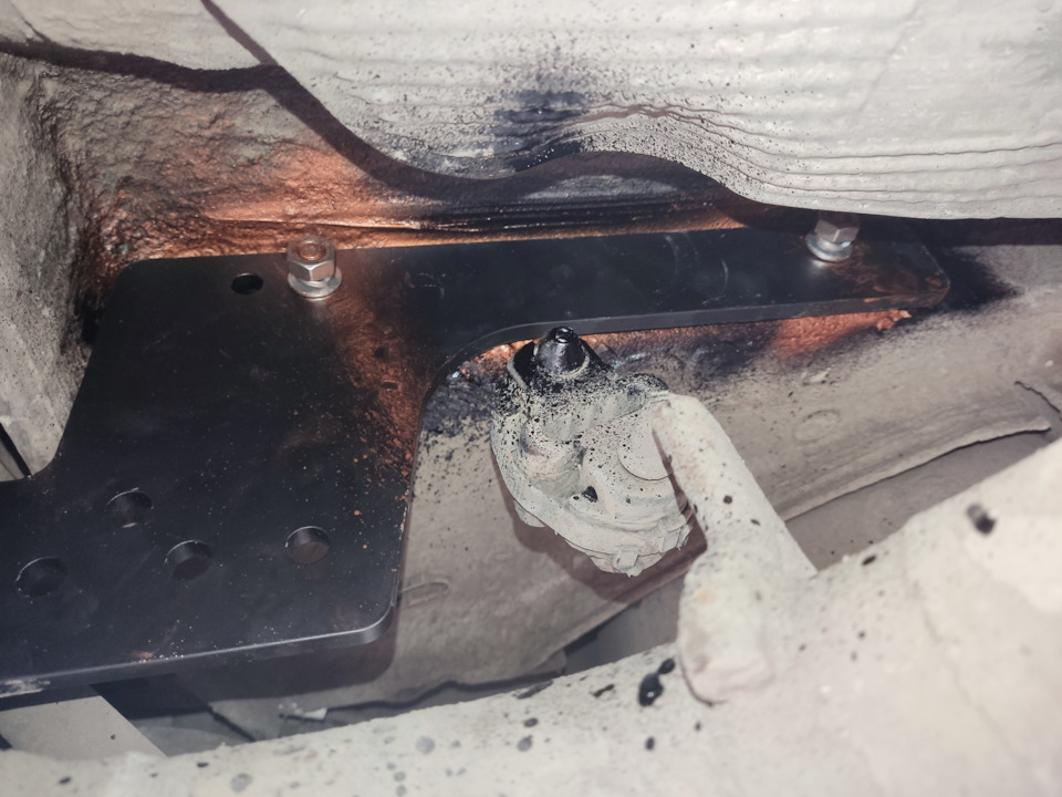 Левый кронштейн фаркопа — Nissan Terrano III