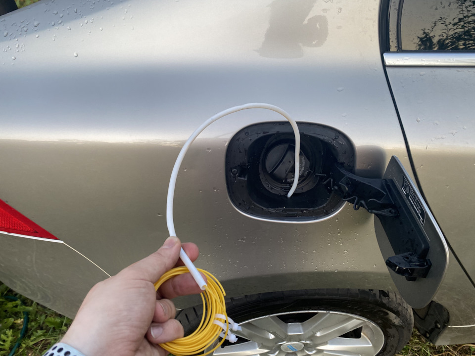 Чистка дренажа кожуха горловины бензобака (без разбора) — Volvo S60 (2G ...