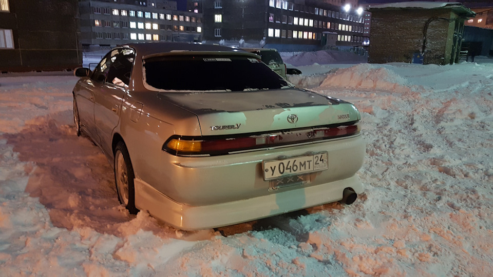 Toyota Mark II 90 белый ночью