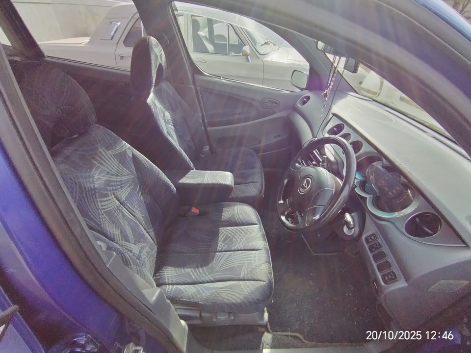 Передний ряд почти трёхместный, благодаря ручке селектора на руле. Есть подлокотник. — Daihatsu Yrv