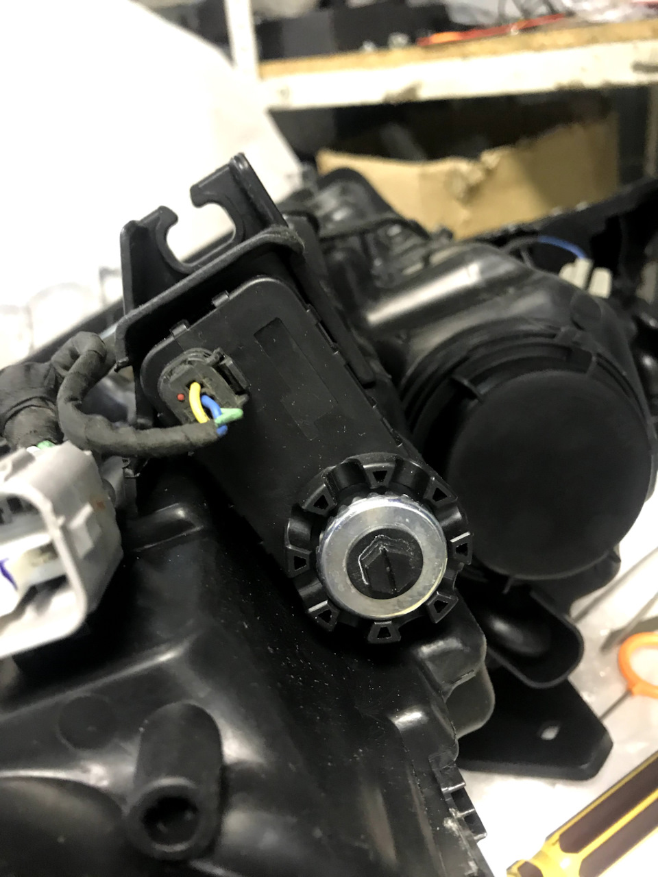 Корректор NoName(Китайцы кричат-это тоже Mobis), надо отметить, этот корректор выполнен гораздо качественнее старого. — Mitsubishi Outlander (3G)