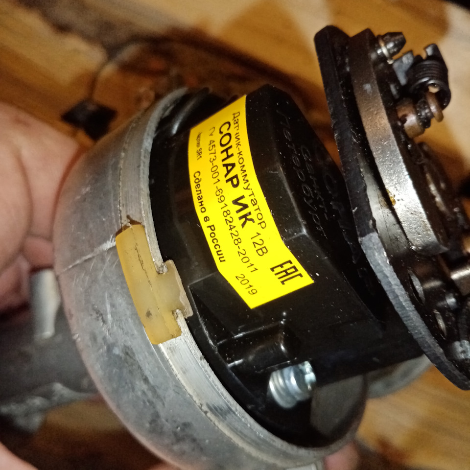 Видим пластиковый фиксатор положения крышки трамблёра, который не даёт выставить нужный зазор оптопары. Решается стачиванием(решил паяльником) внутренней части фиксатора — Москвич Святогор