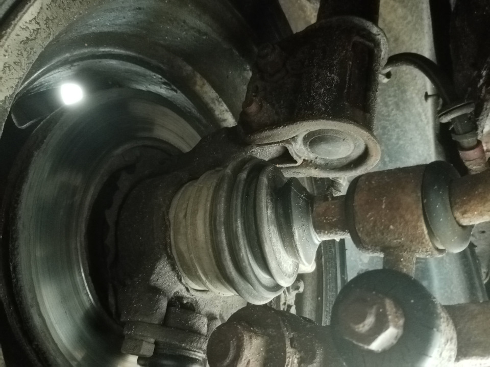 Замена левого наружного ШРУСа, левого зад подшипника и колпачка — Lada ...